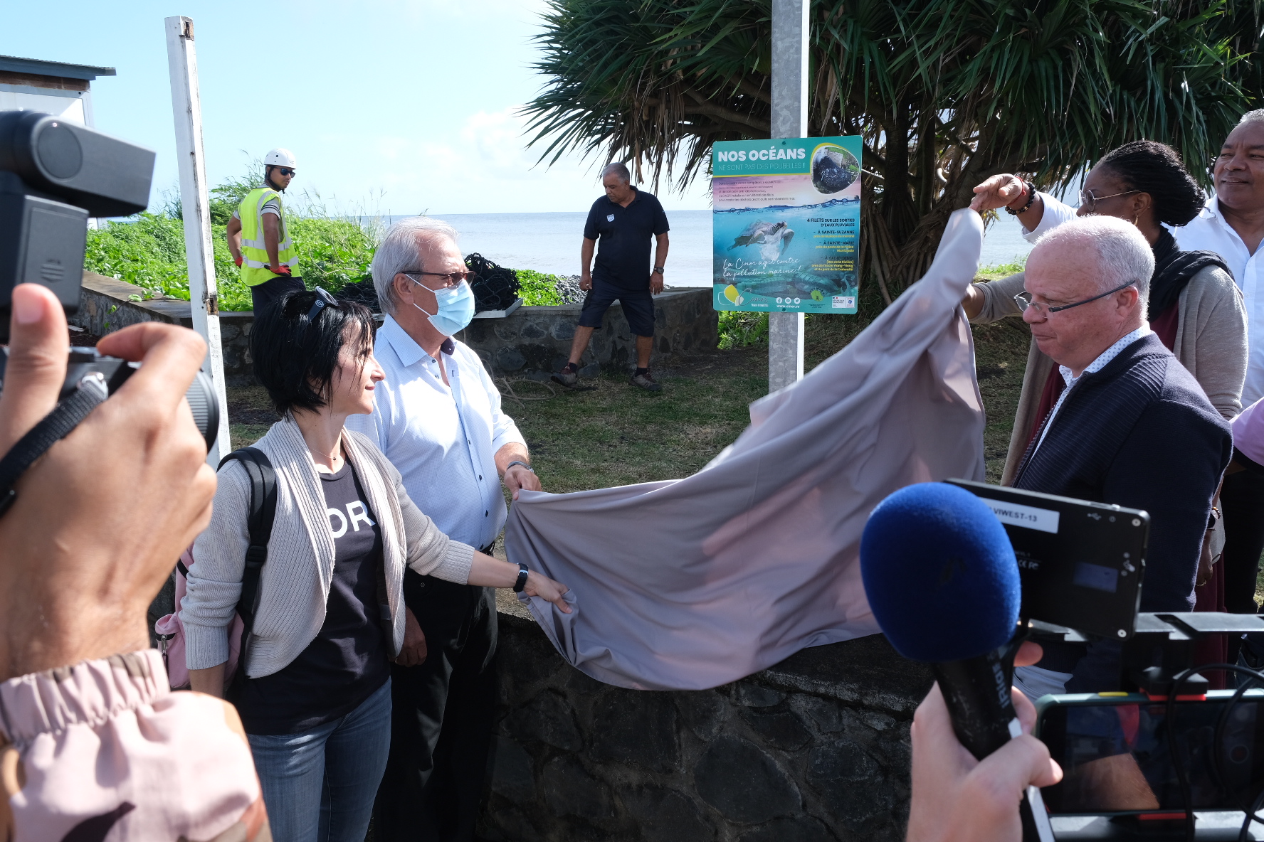 Des filets pour piéger les déchets polluant les cours d'eau à